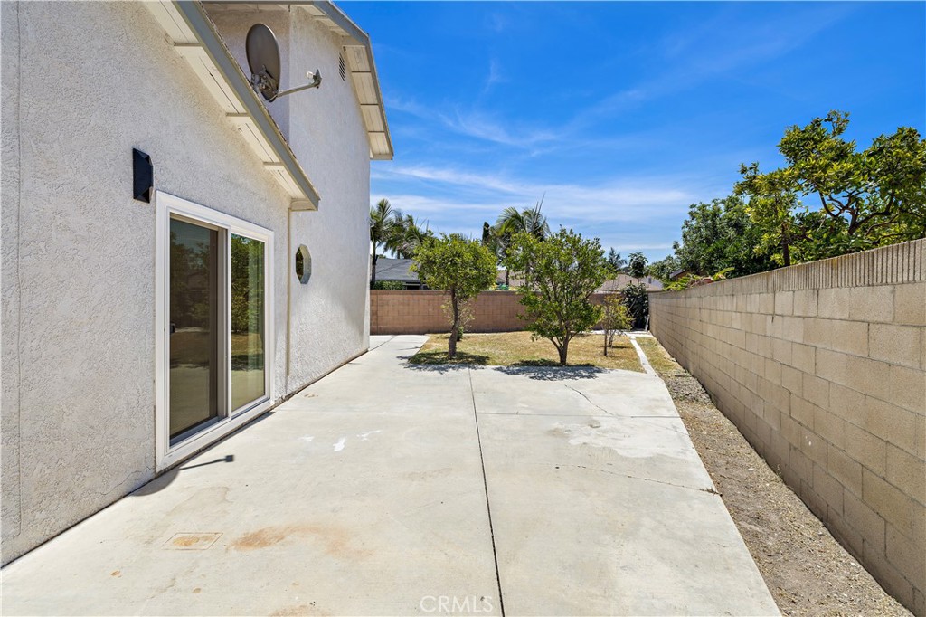 822 E Borchard Avenue