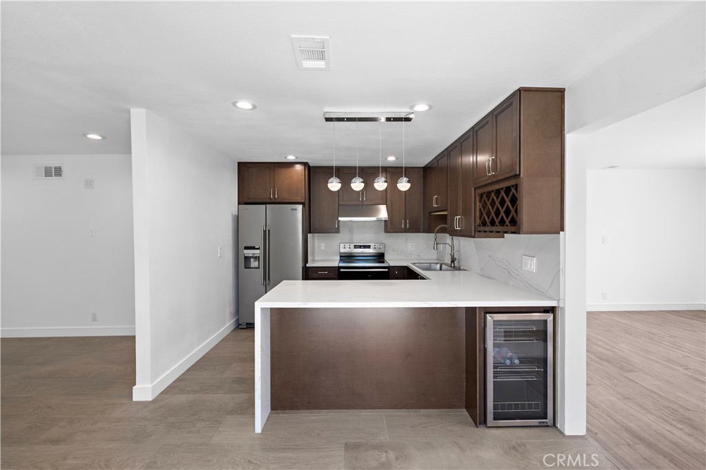822 E Borchard Avenue