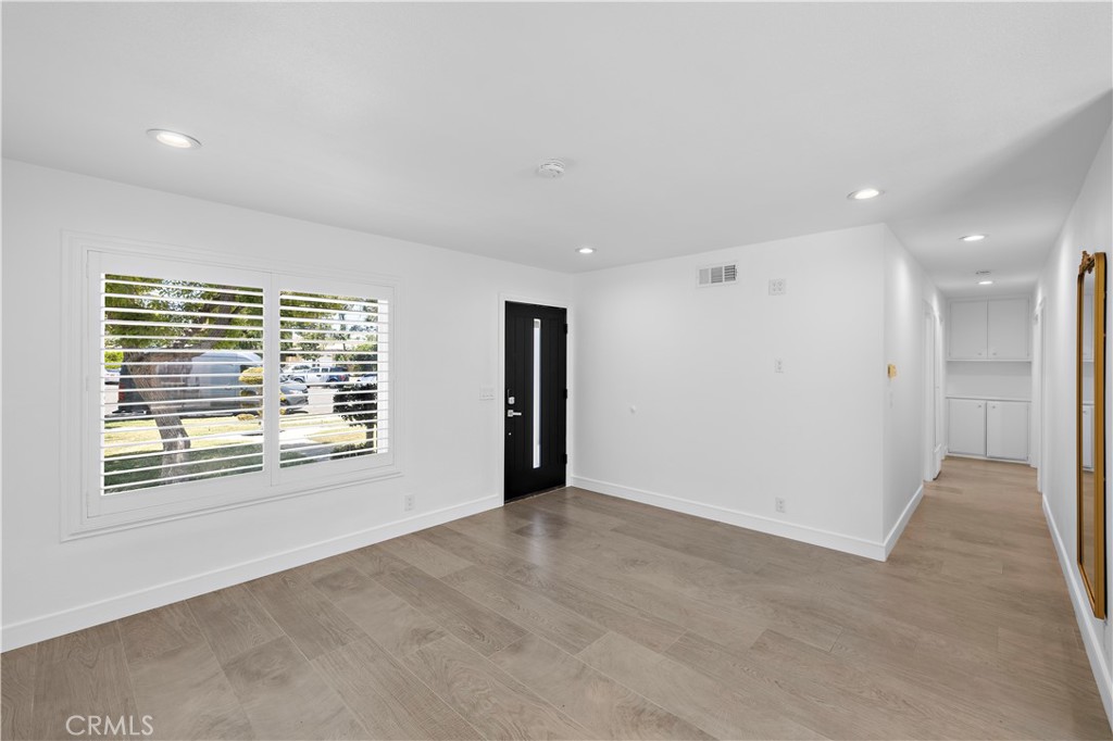 822 E Borchard Avenue