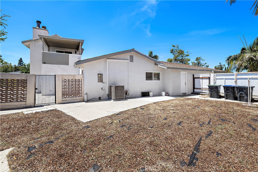 822 E Borchard Avenue
