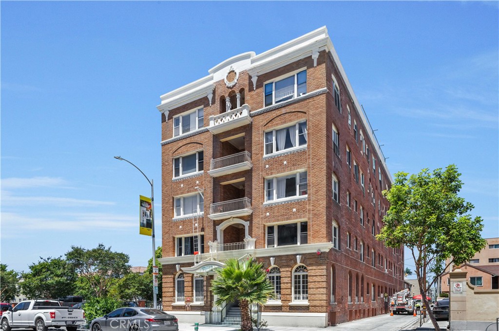 325 W 3rd Street 201