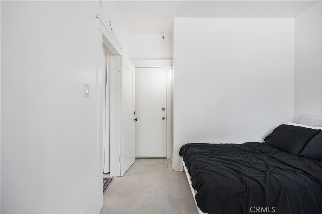 325 W 3rd Street 201
