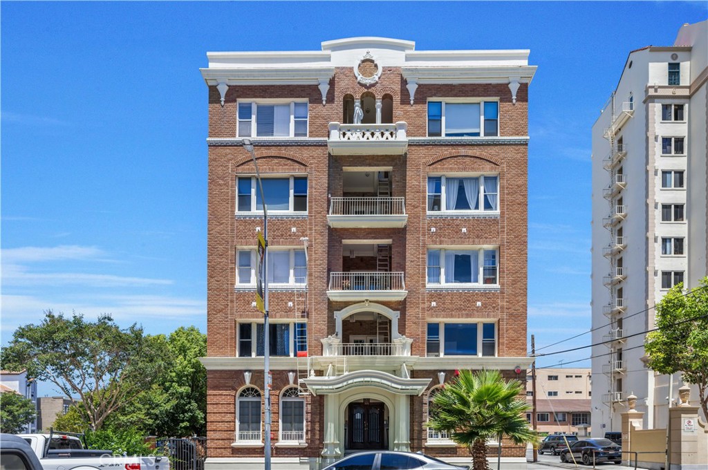 325 W 3rd Street 201