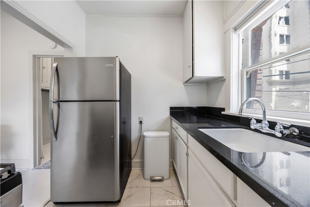 325 W 3rd Street 201