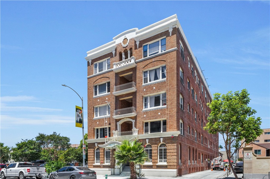 325 W 3rd Street 201
