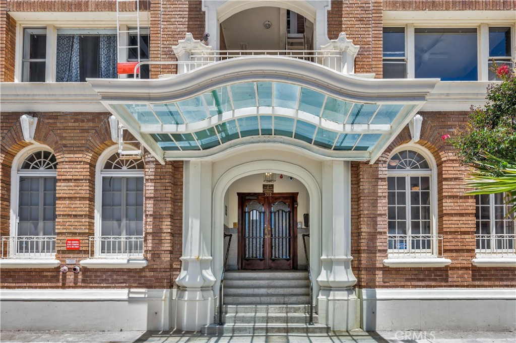 325 W 3rd Street 201