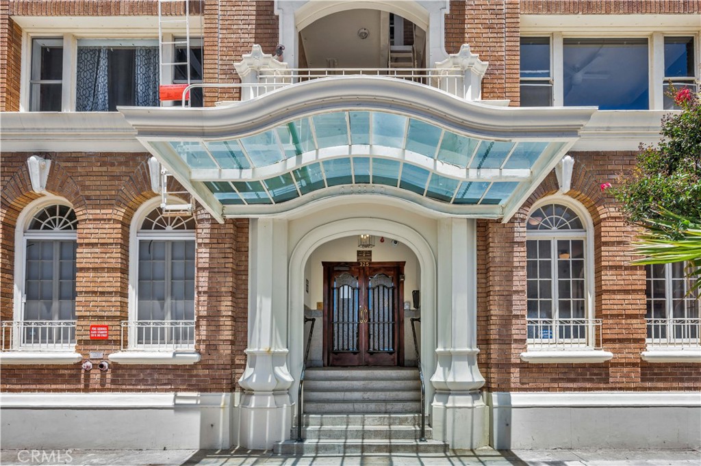 325 W 3rd Street 201