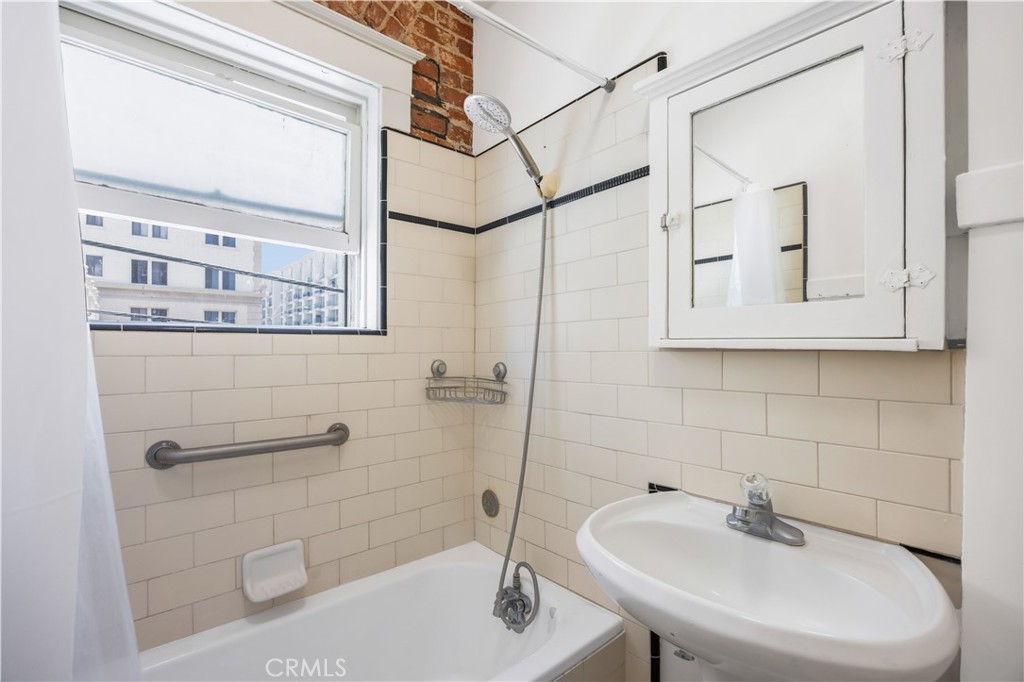 325 W 3rd Street 201