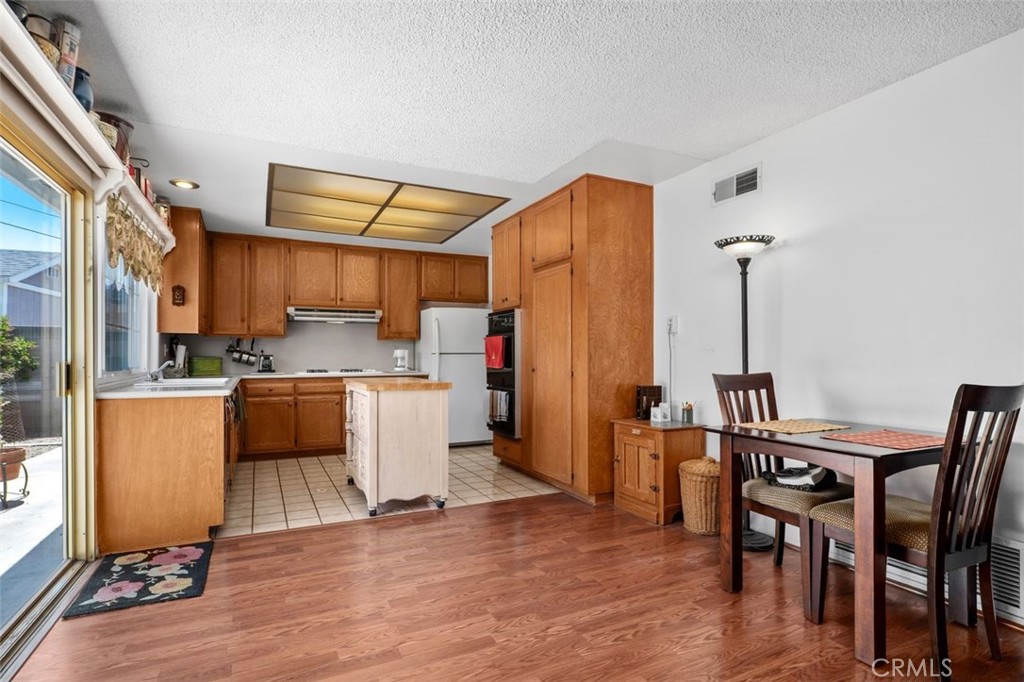 2233 E Everett Place