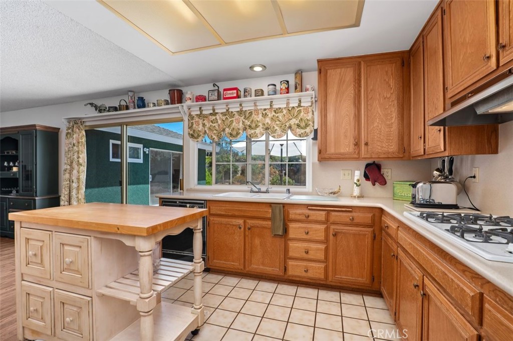 2233 E Everett Place