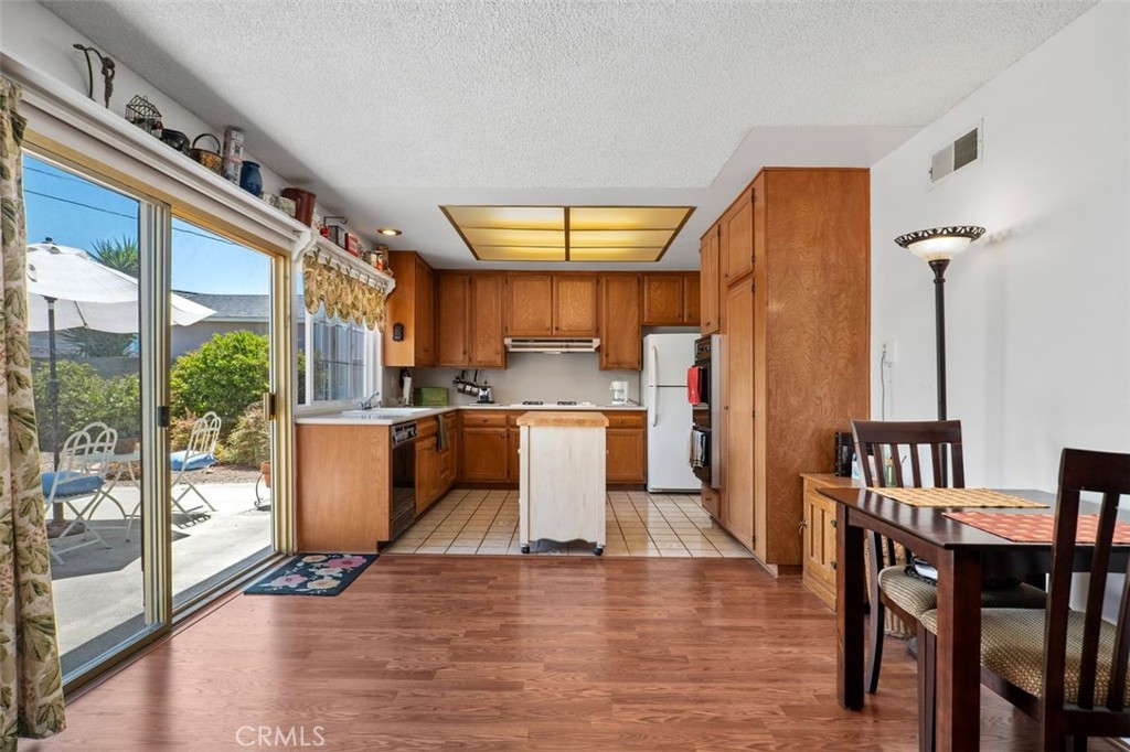 2233 E Everett Place