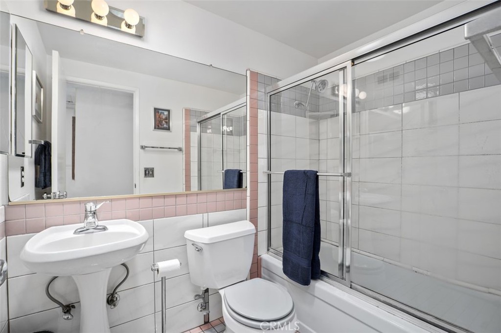 2233 E Everett Place