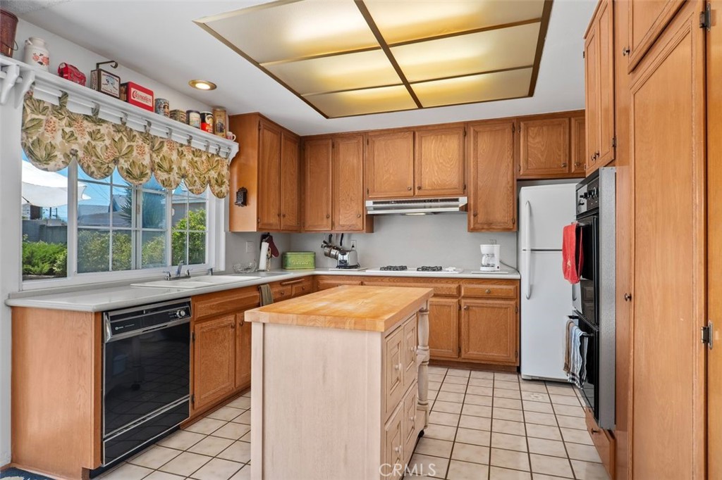 2233 E Everett Place