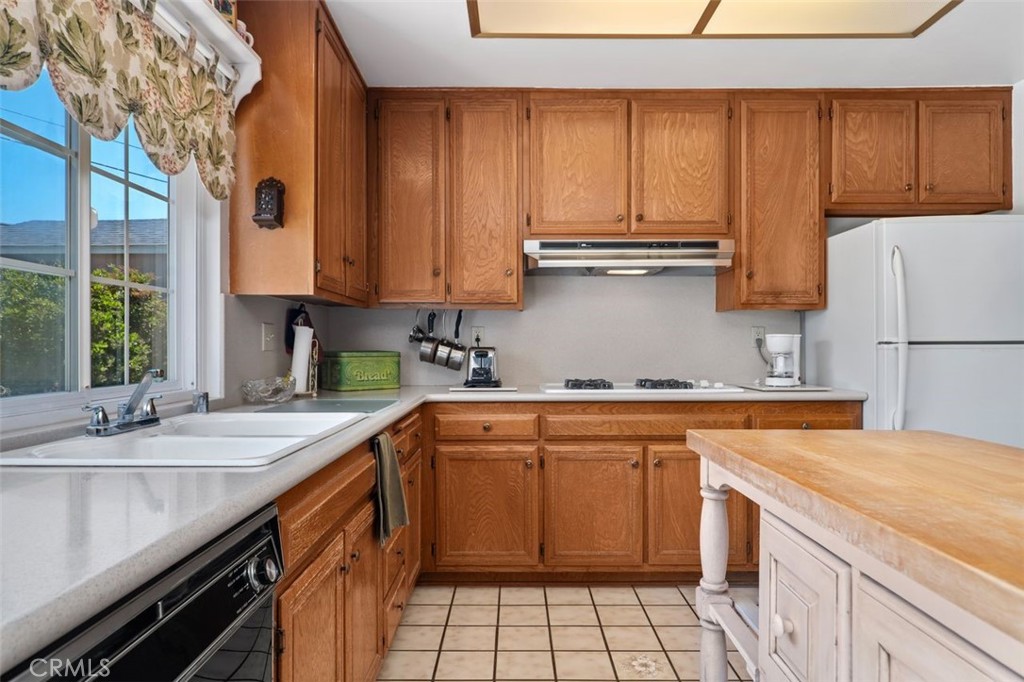 2233 E Everett Place