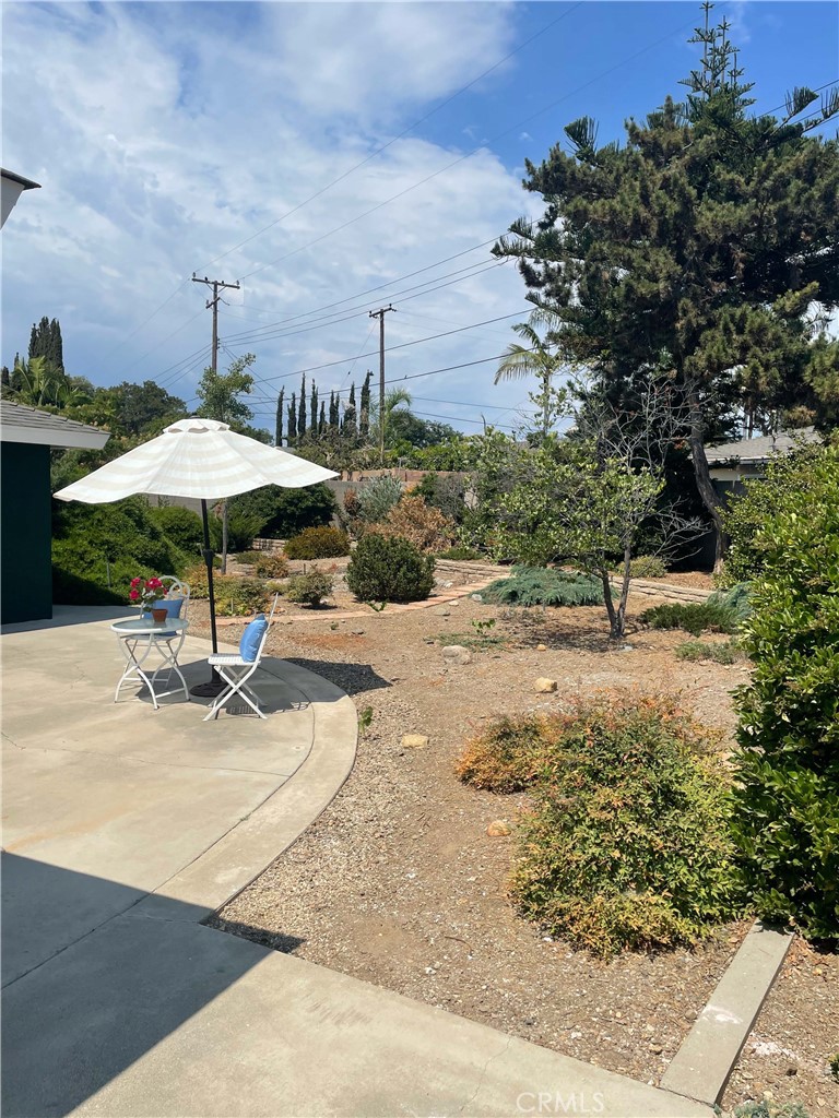 2233 E Everett Place