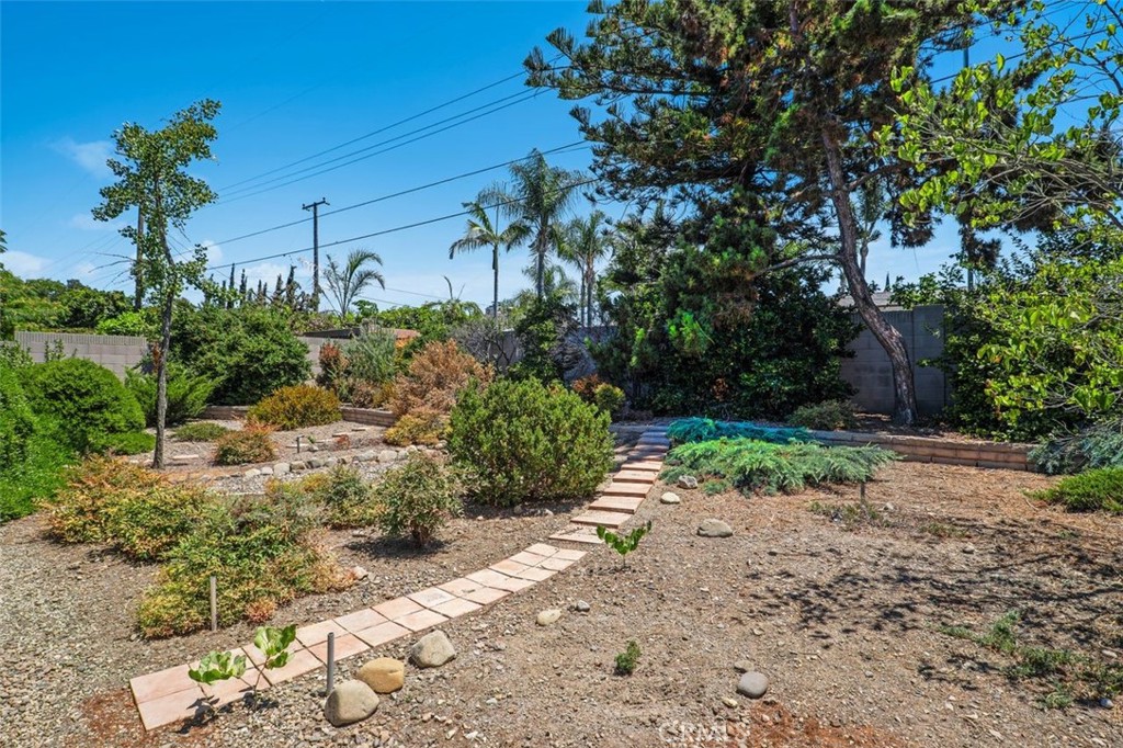 2233 E Everett Place