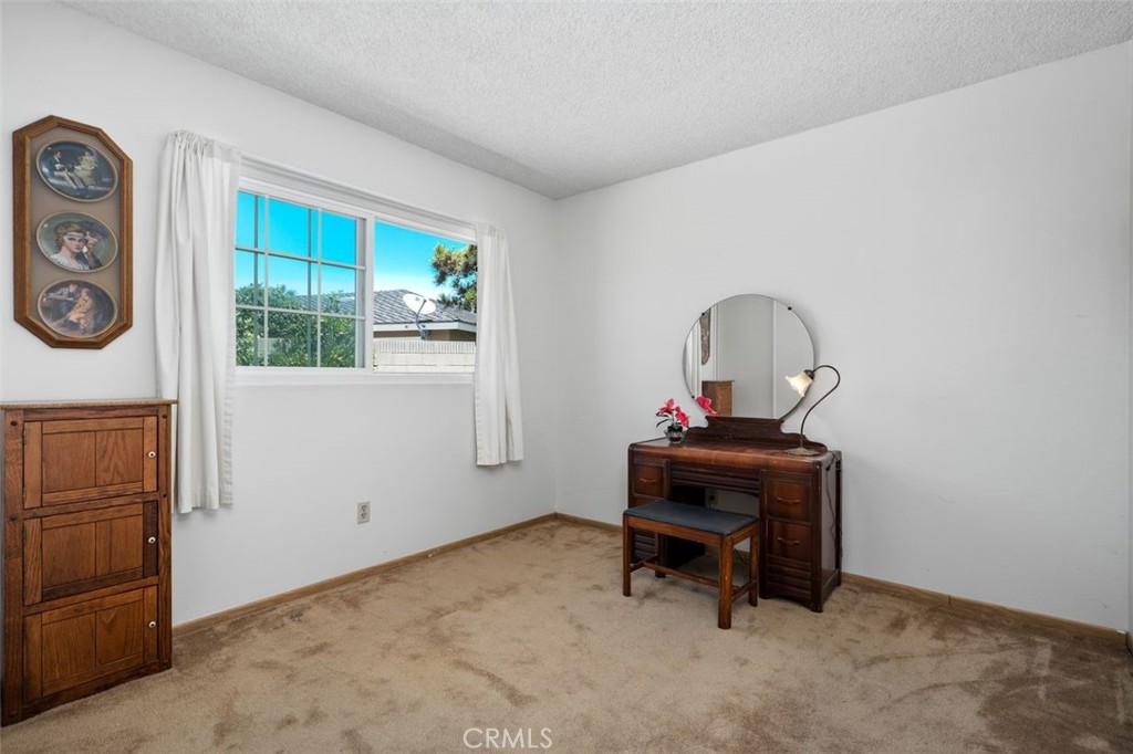 2233 E Everett Place