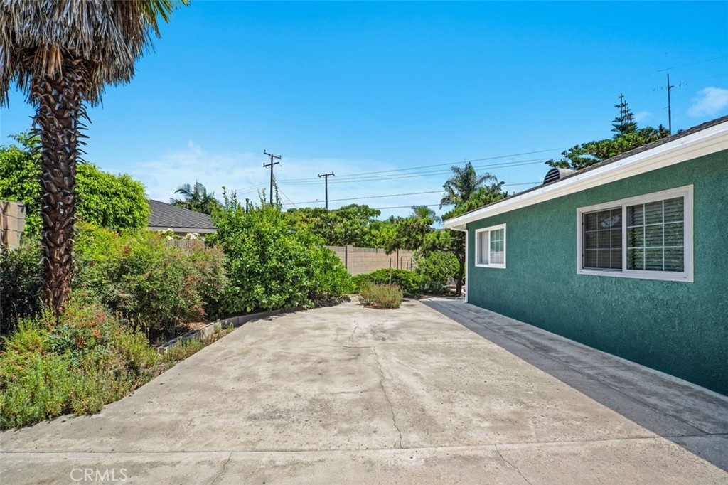 2233 E Everett Place