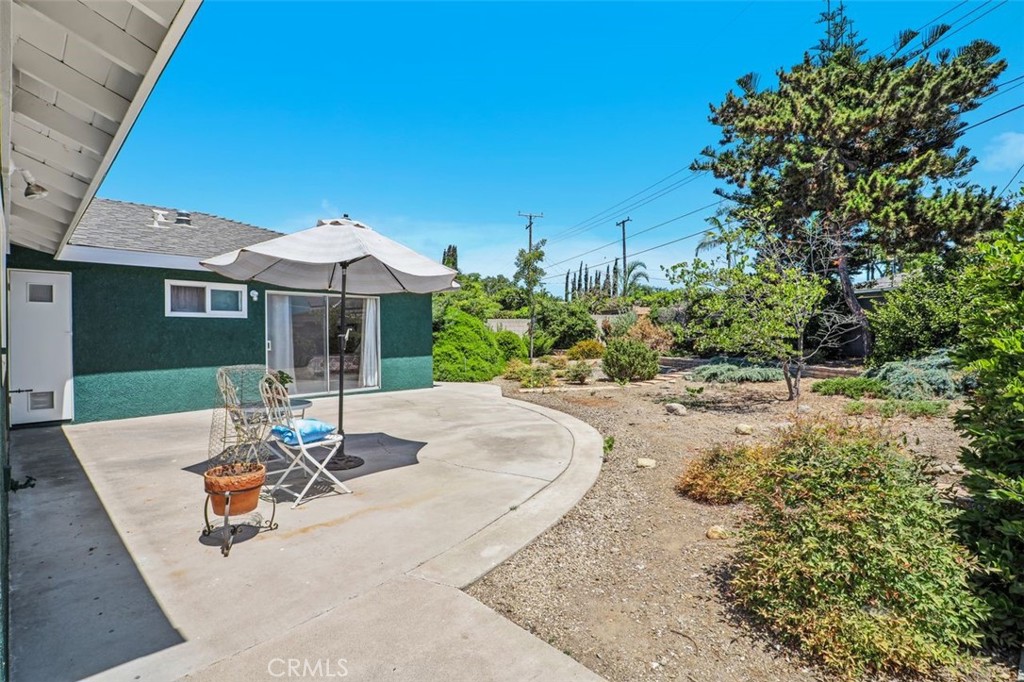 2233 E Everett Place