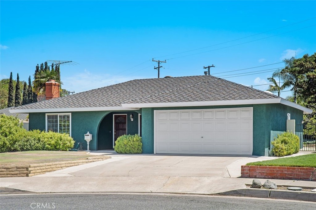 2233 E Everett Place