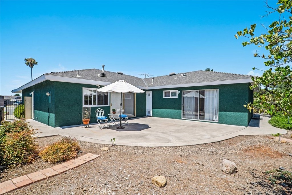 2233 E Everett Place