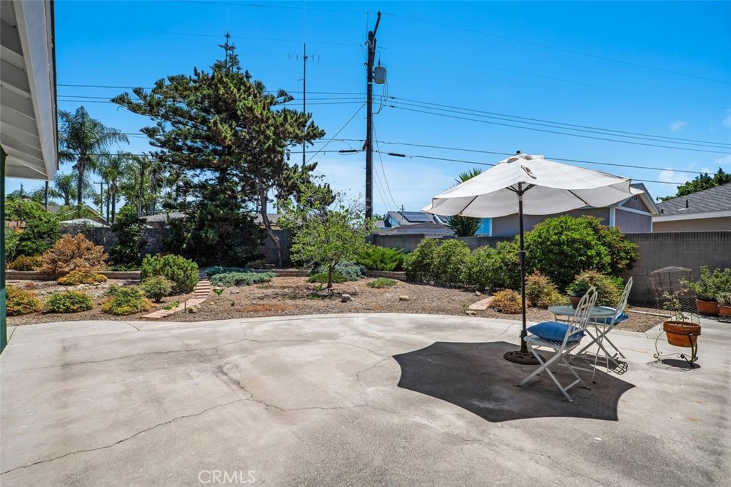 2233 E Everett Place