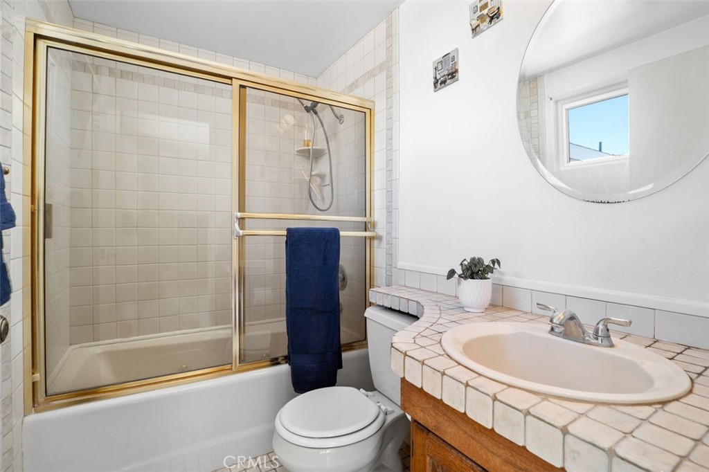 2233 E Everett Place