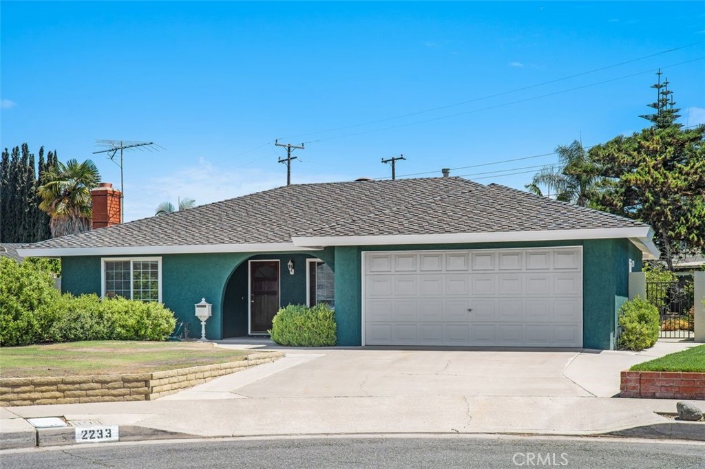 2233 E Everett Place