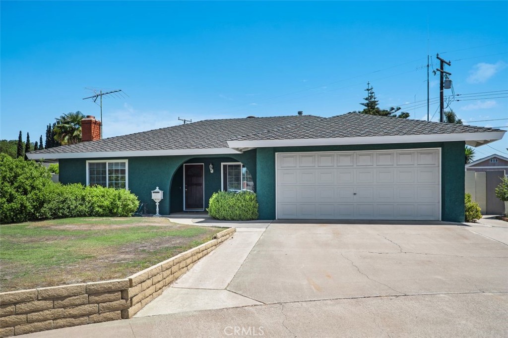 2233 E Everett Place