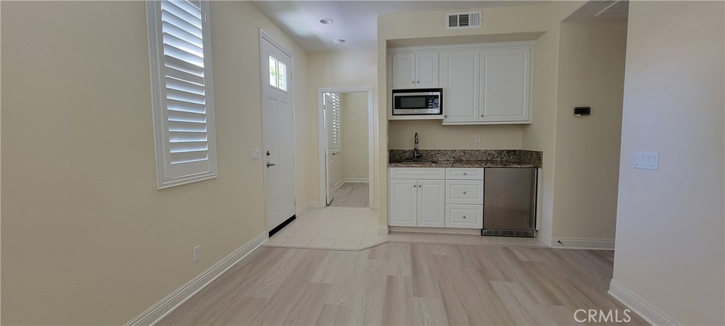 211 Wicker