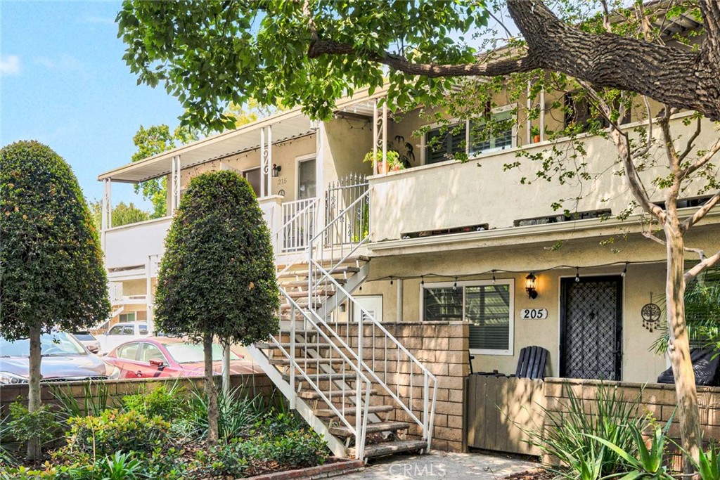 215 E Taft Avenue 4