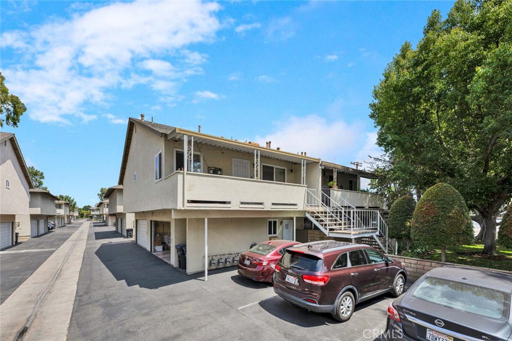 215 E Taft Avenue 4