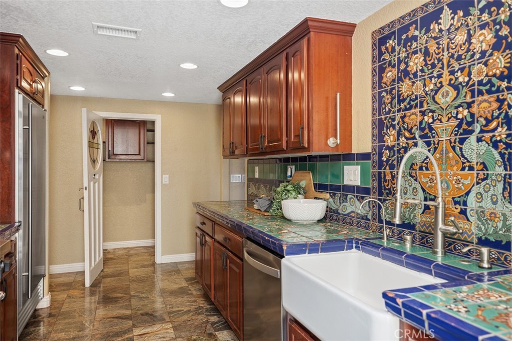 3180 Mountain View Drive