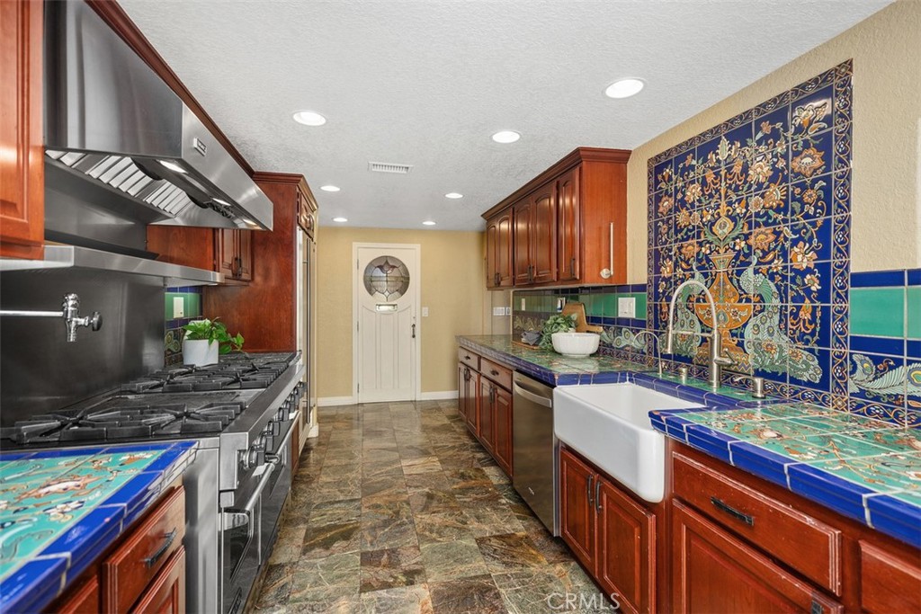 3180 Mountain View Drive