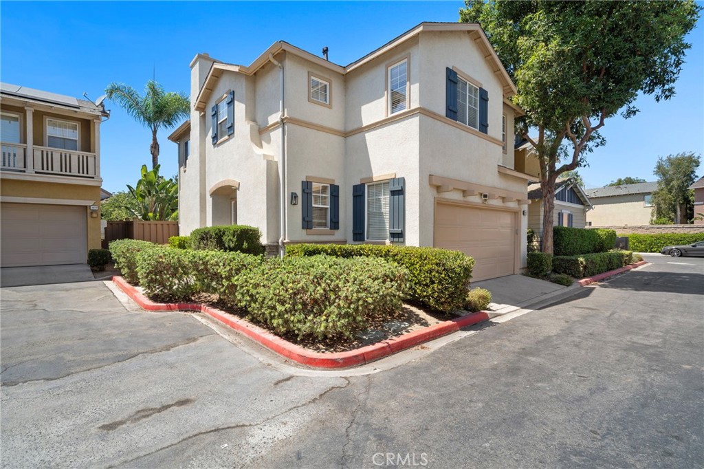 2855 N Santa Fe Place