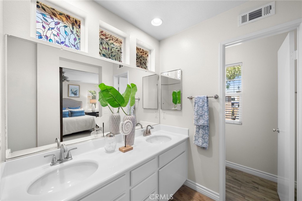 2855 N Santa Fe Place