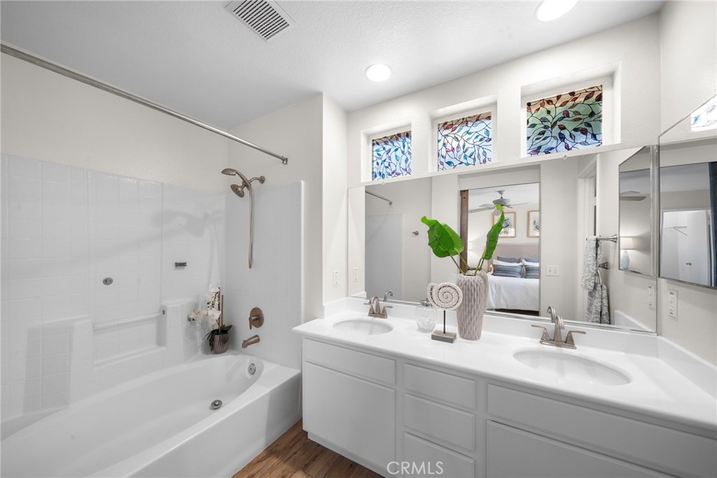 2855 N Santa Fe Place