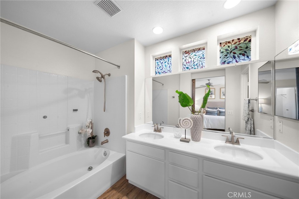 2855 N Santa Fe Place