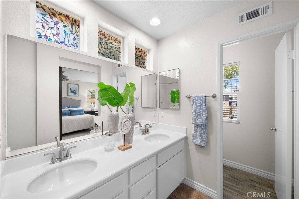 2855 N Santa Fe Place