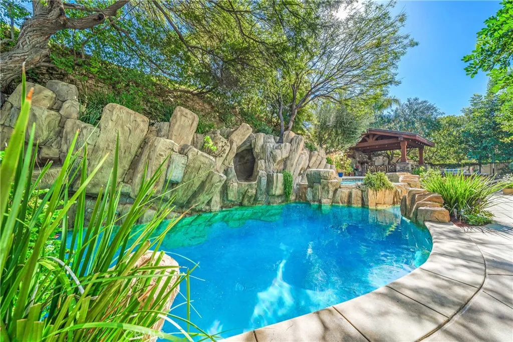 26012 Horseshoe Circle