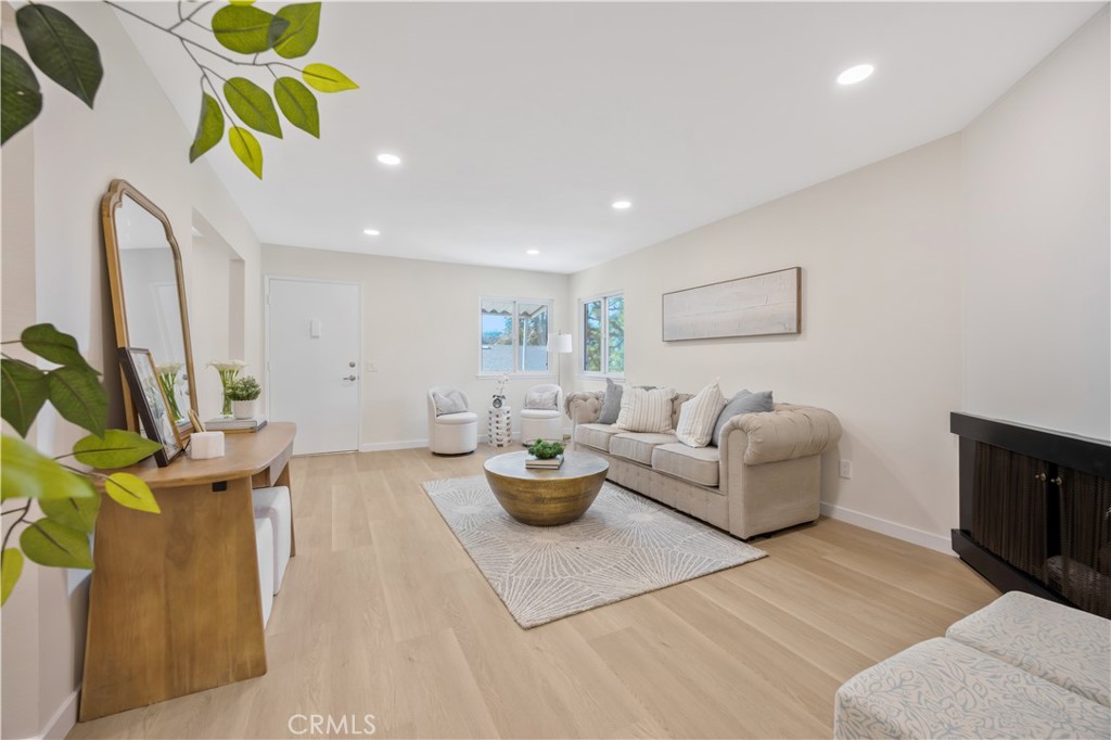 336 E Briardale Avenue 3