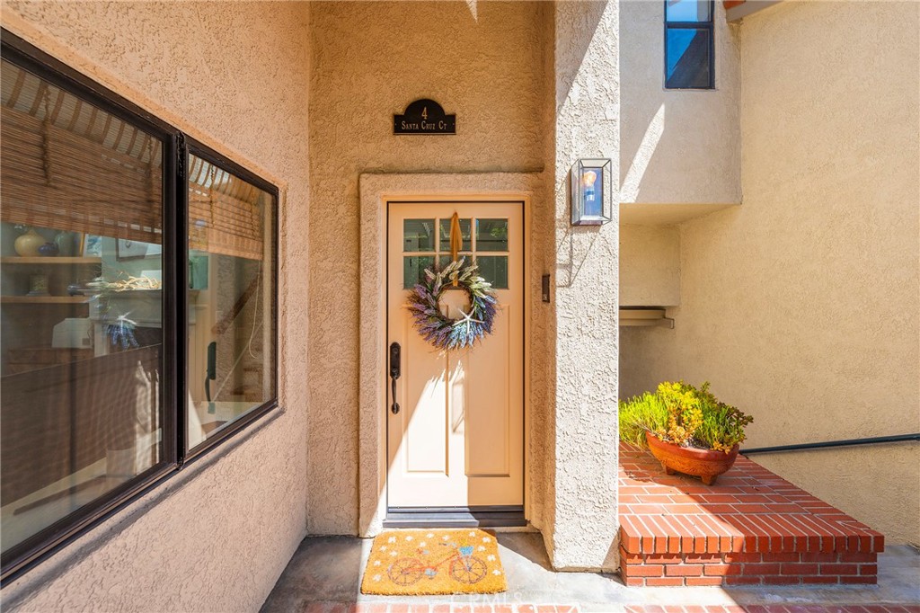 4 Santa Cruz Court