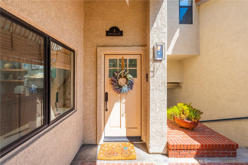4 Santa Cruz Court