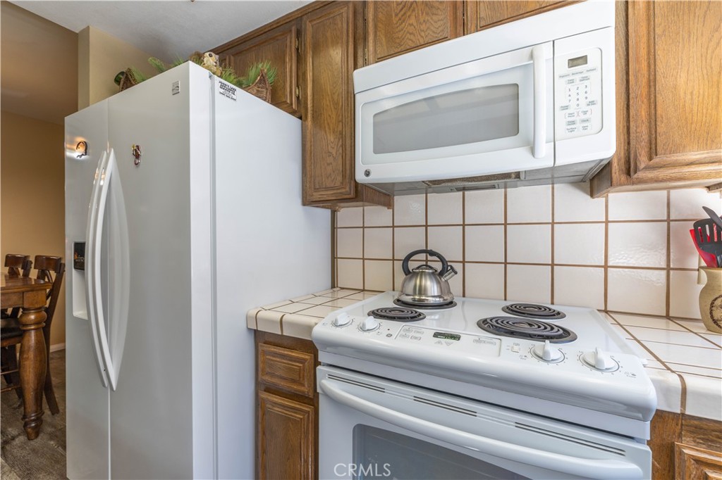 569 Summit Boulevard 6