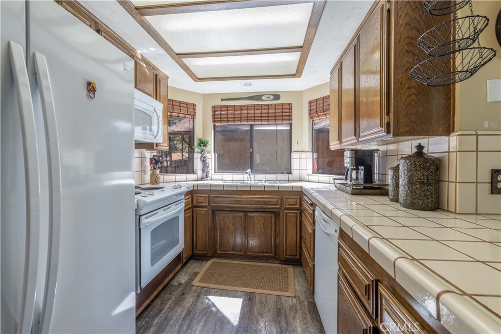 569 Summit Boulevard 6