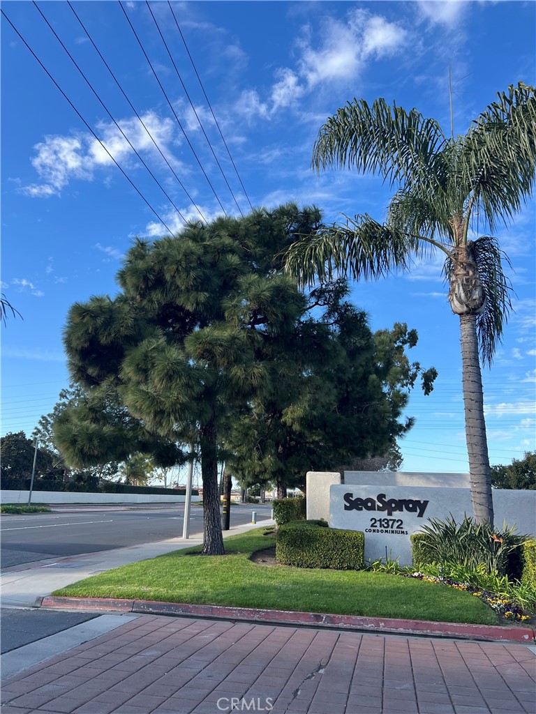 21372 Brookhurst