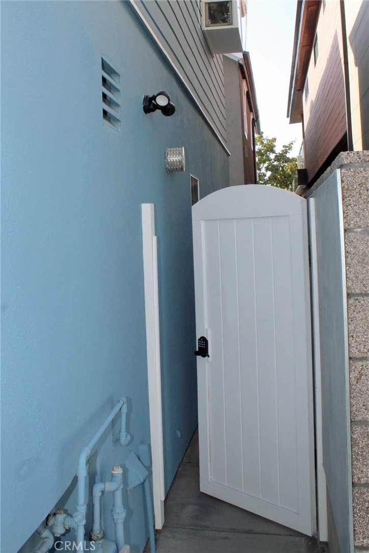 704 1/2 Marigold Avenue