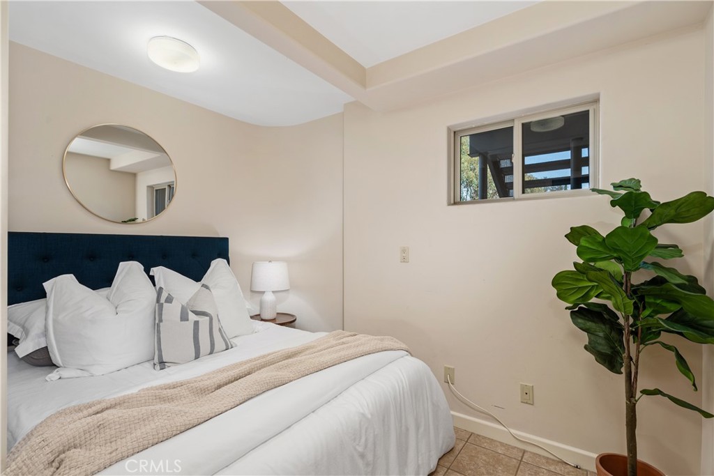 2377 Silver Ridge Avenue