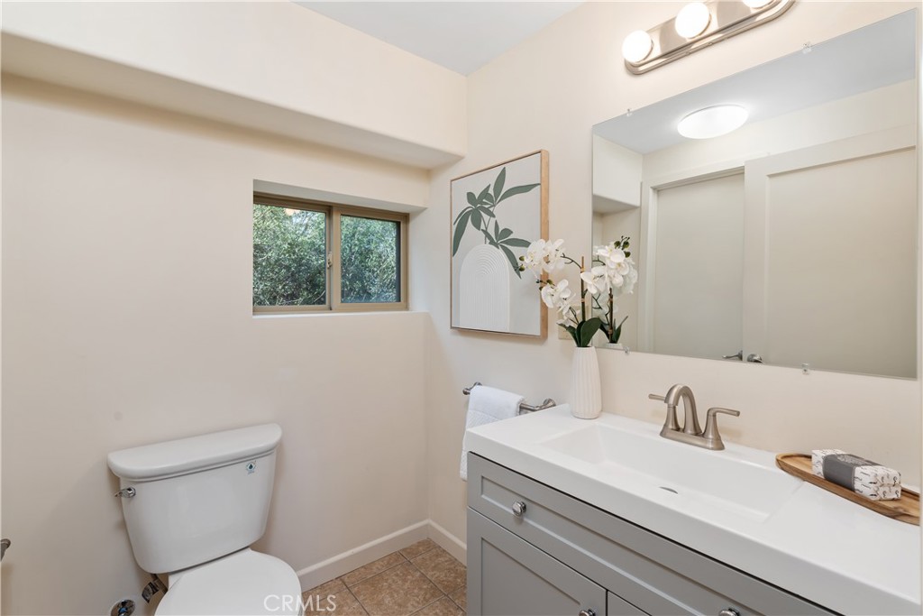 2377 Silver Ridge Avenue