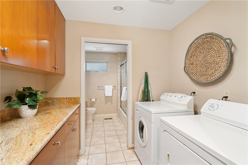 2377 Silver Ridge Avenue